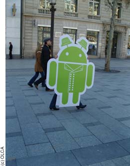 Mascotte Kougui pour Android sur les Champs Elysées