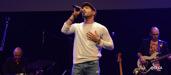 Julien Hachemi chantant "Mamema" une chanson dédiée à sa grand mère.